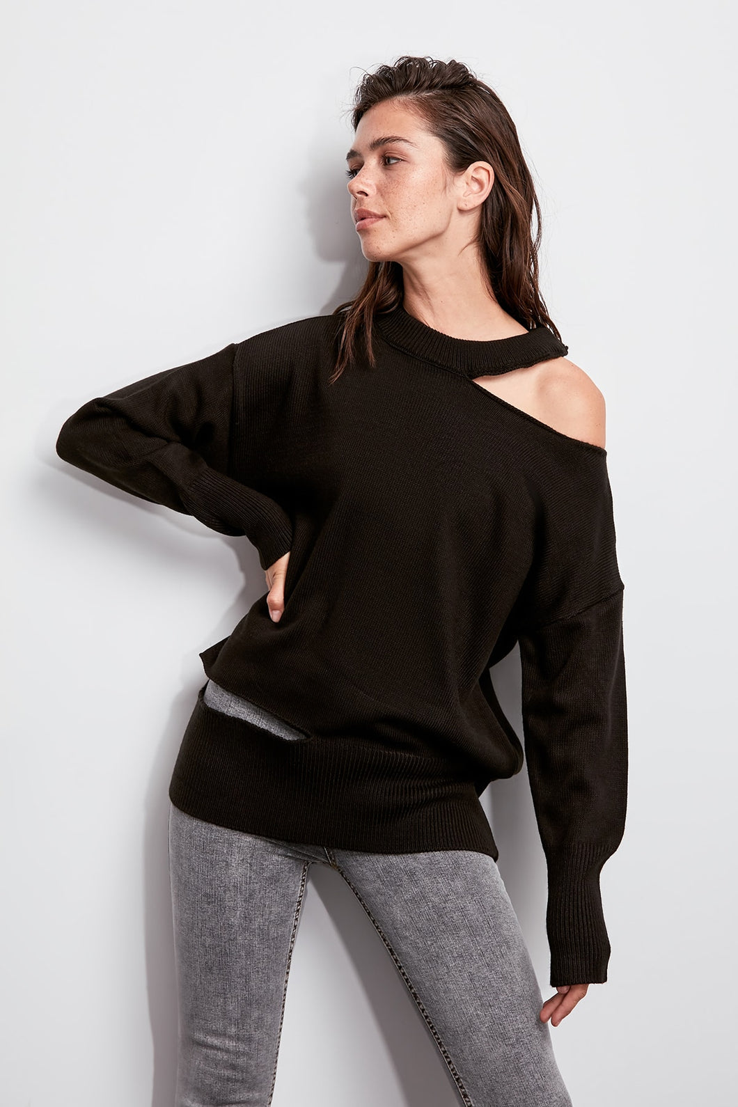 Trendyol WOMEN-Black Cut-out Detail Sweater Sweater TWOAW20DU0016